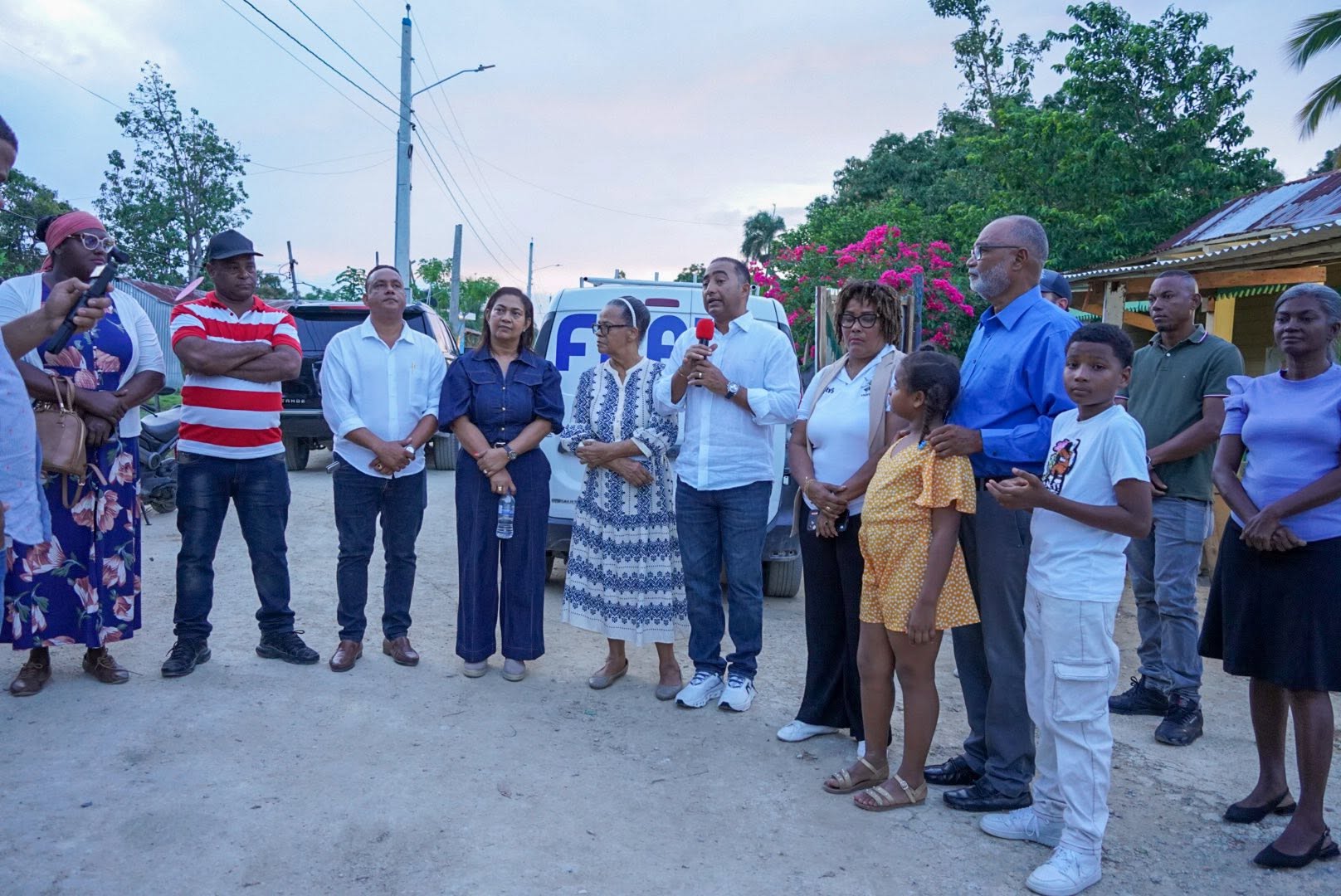HUACARAJE ESTRENA 37 LAMPARAS NUEVAS PARA BENEFICIO DE SUS RESIDENTES